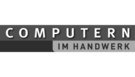 Jemand hält ein rechteckiges Logo, darauf die Worte COMPUTERN IM HANDWERK - klar und kräftig übereinander geschrieben.