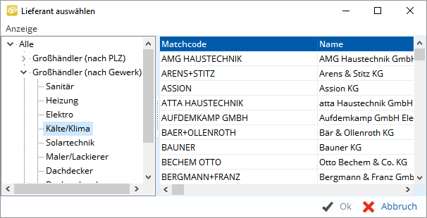 Jemand klickt sich am Computer durch die Lieferantenliste, wählt passende Firmen für das nächste Projekt aus.