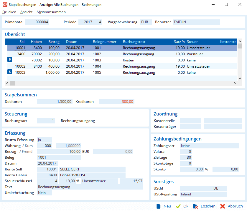 Jemand trägt Zahlen und Rechnungen ins Kassenbuch ein. Am Bildschirm sind Buchungen, Beträge und Fälligkeitsdaten zu sehen.