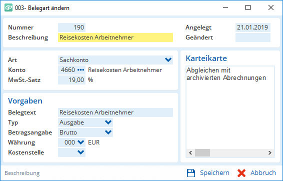 Ein Kollege trägt Fahrtkosten in ein Formular am Rechner ein und sieht Felder für Konto, Betrag, Mehrwertsteuer und zwei Schaltflächen.