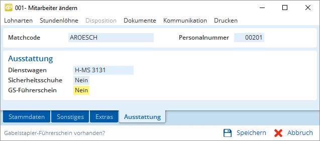 Eine Person bearbeitet Mitarbeiterdaten am PC. Im Programm ist bei Lizenzen deutlich 