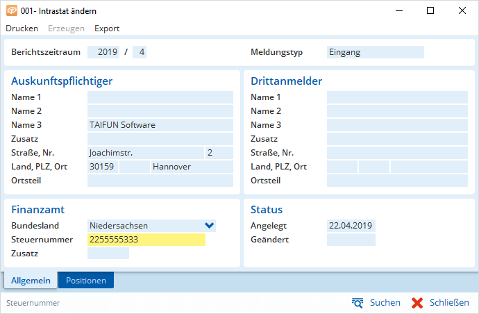 Jemand tippt Firmendaten und Berichte ins Programm, klickt sich durch Felder und nutzt unten die Navigation zum Weiterarbeiten.