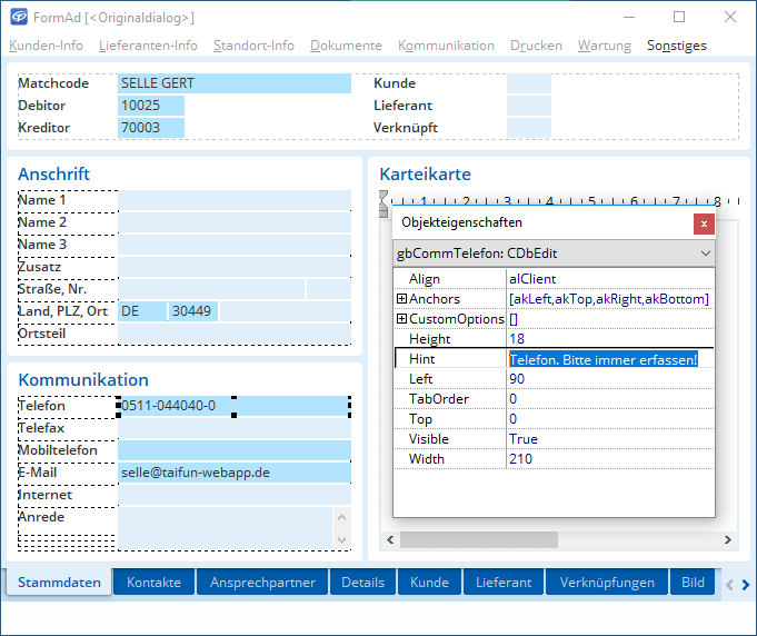 Jemand trägt im Software-Formular Kontaktdaten wie Telefonnummer und E-Mail eines Kunden ein.